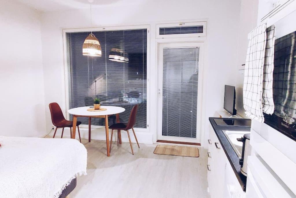 New Studio Cherry Near Helsinki Airport In Kivistoe Vantaa Buitenkant foto