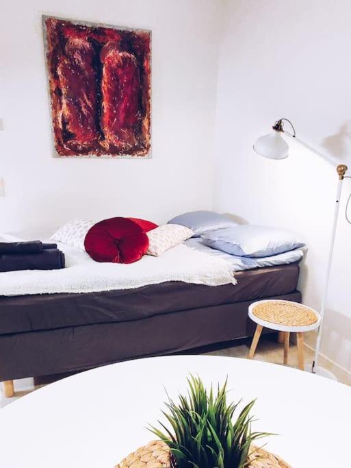 New Studio Cherry Near Helsinki Airport In Kivistoe Vantaa Buitenkant foto